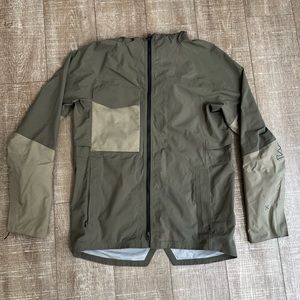Lululemon x Wilderness Escape and Explore Raincoat Size M